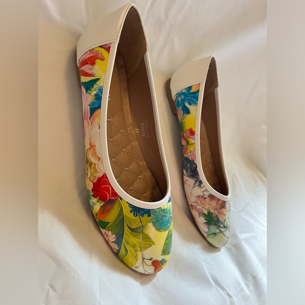 White Floral Ballet Flats in Gorgeous Asymmetrical Floral Design, like new - Picture 3 of 13